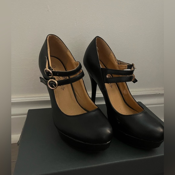 Gorgeous Black Mary Jane Pumps - Picture 3 of 5